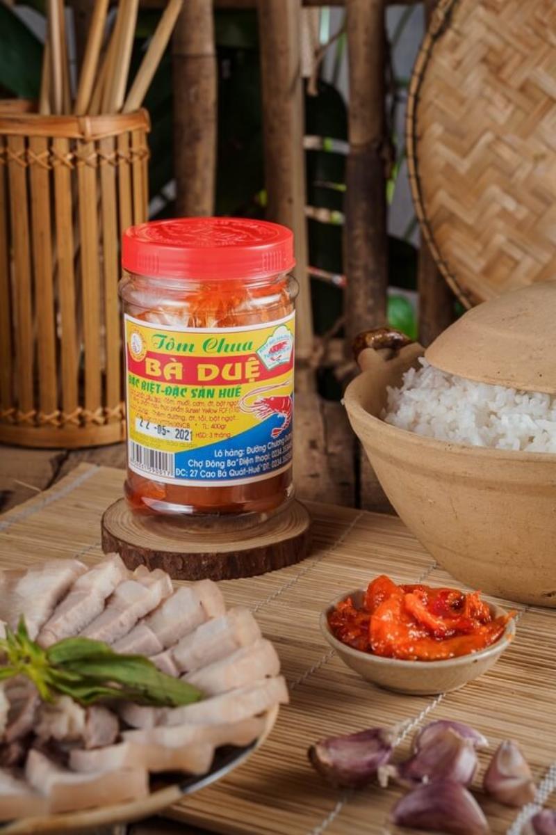 Các loại mắm Huế đặc trưng như mắm tôm chua, mắm ruốc được bày bán phong phú tại khu hàng khô của Chợ Đông Ba